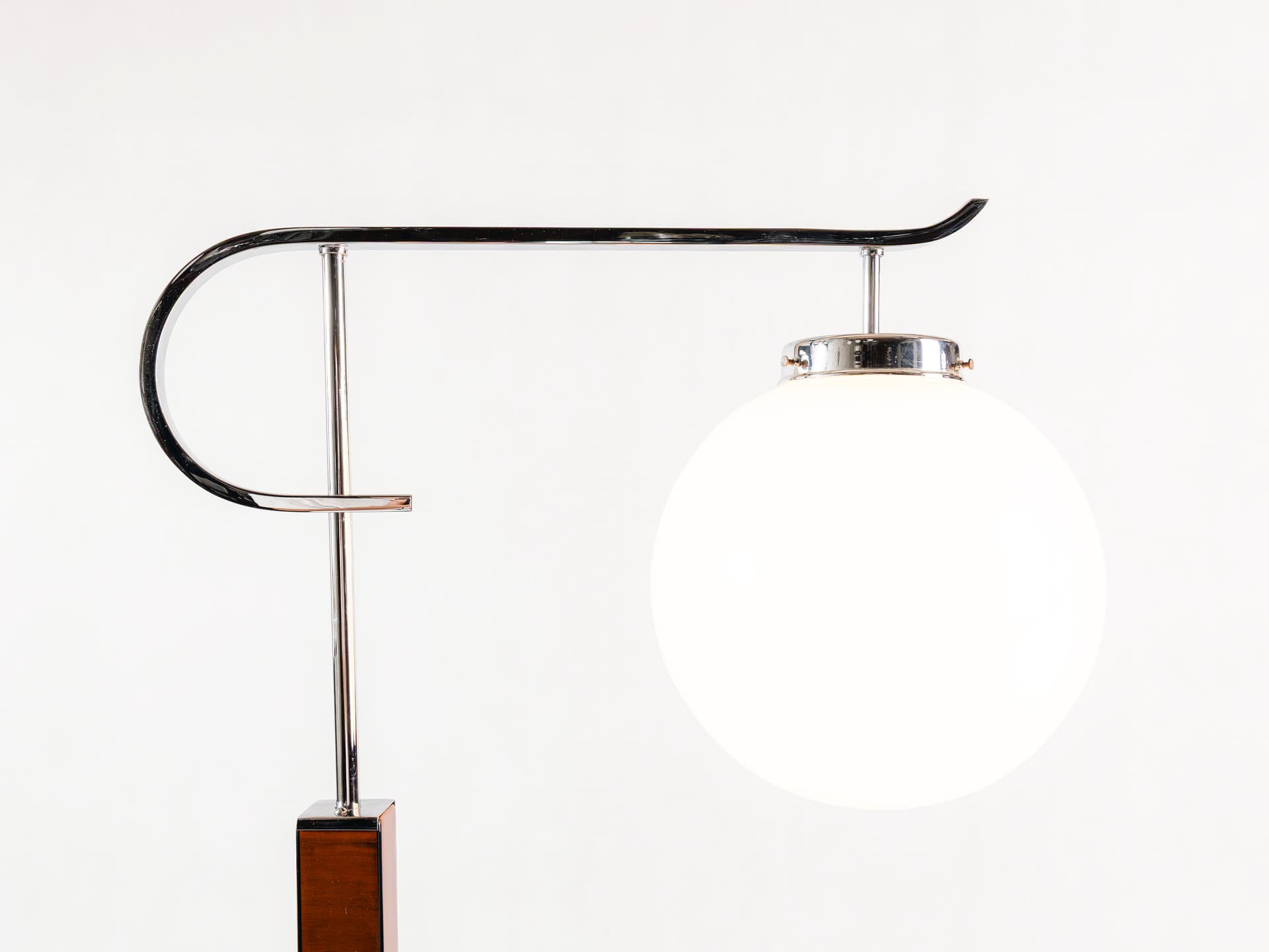 Stojací lampa se dvěma stolky – Jindřich Halabala – 1920–1940