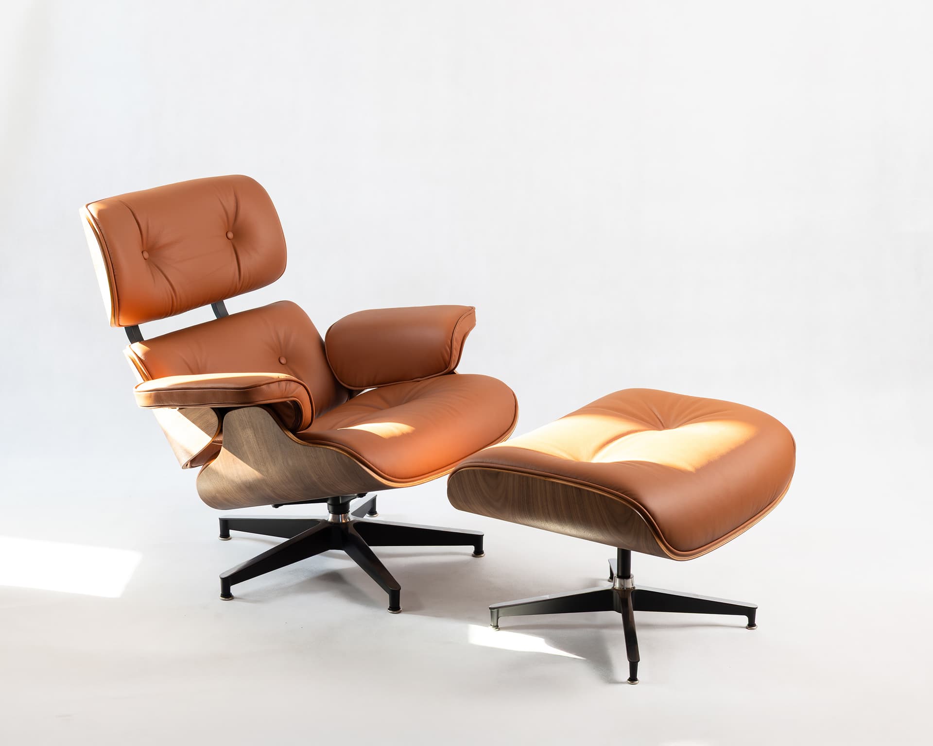 An iconic armchair inspired by the design of Charles & Ray Eames