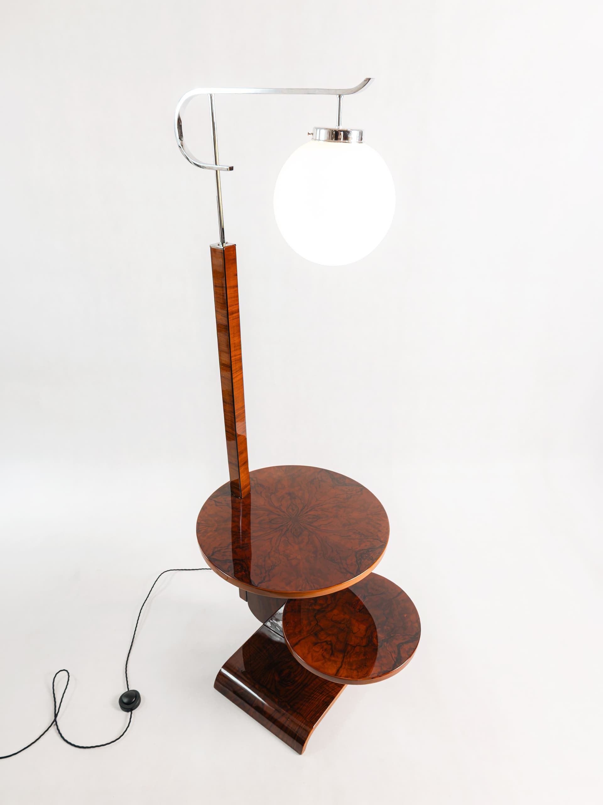 Stojací lampa se dvěma stolky – Jindřich Halabala – 1920–1940