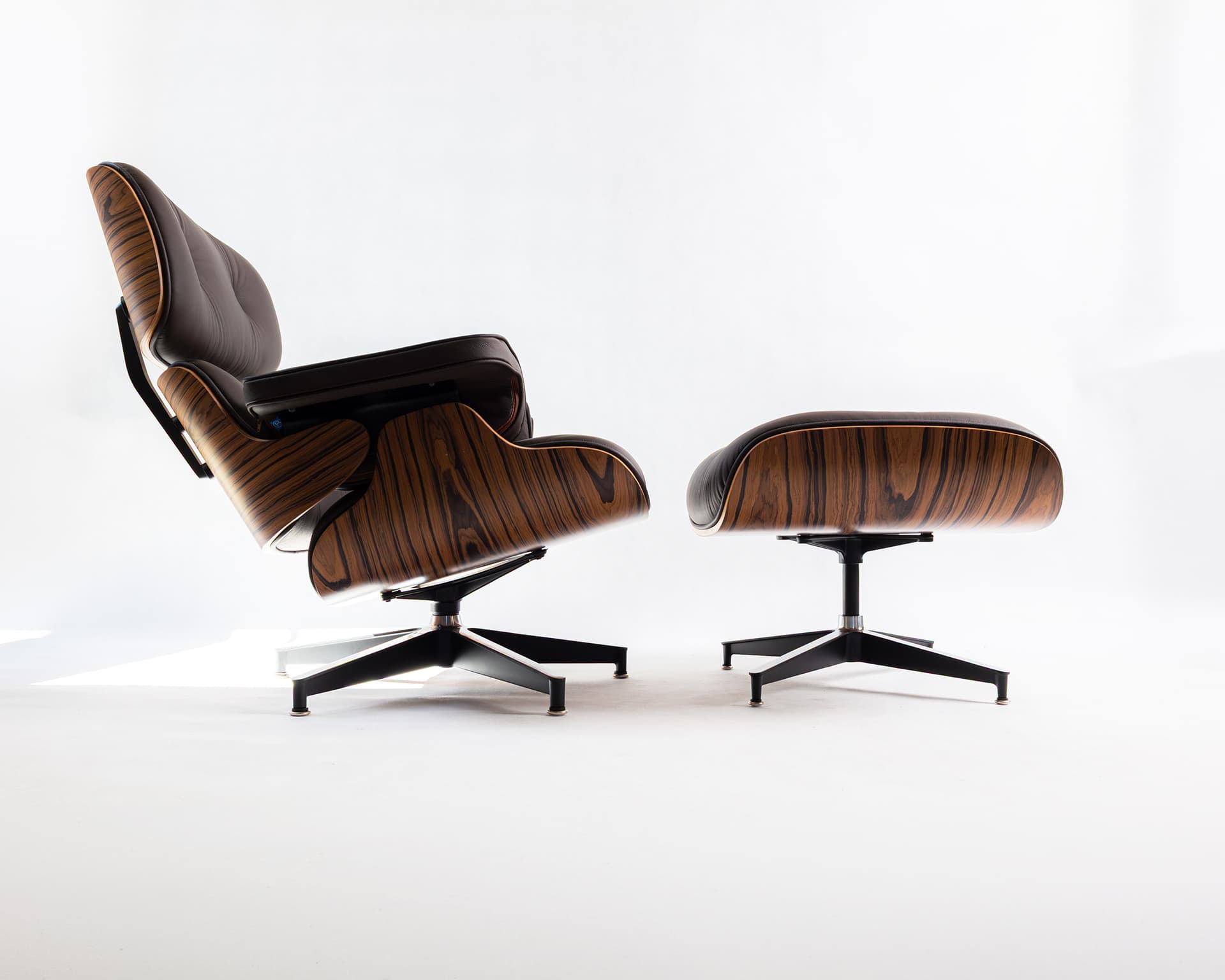 Ikonické křeslo s otomanem podle designu Charlese & Ray Eames – 1950–1970