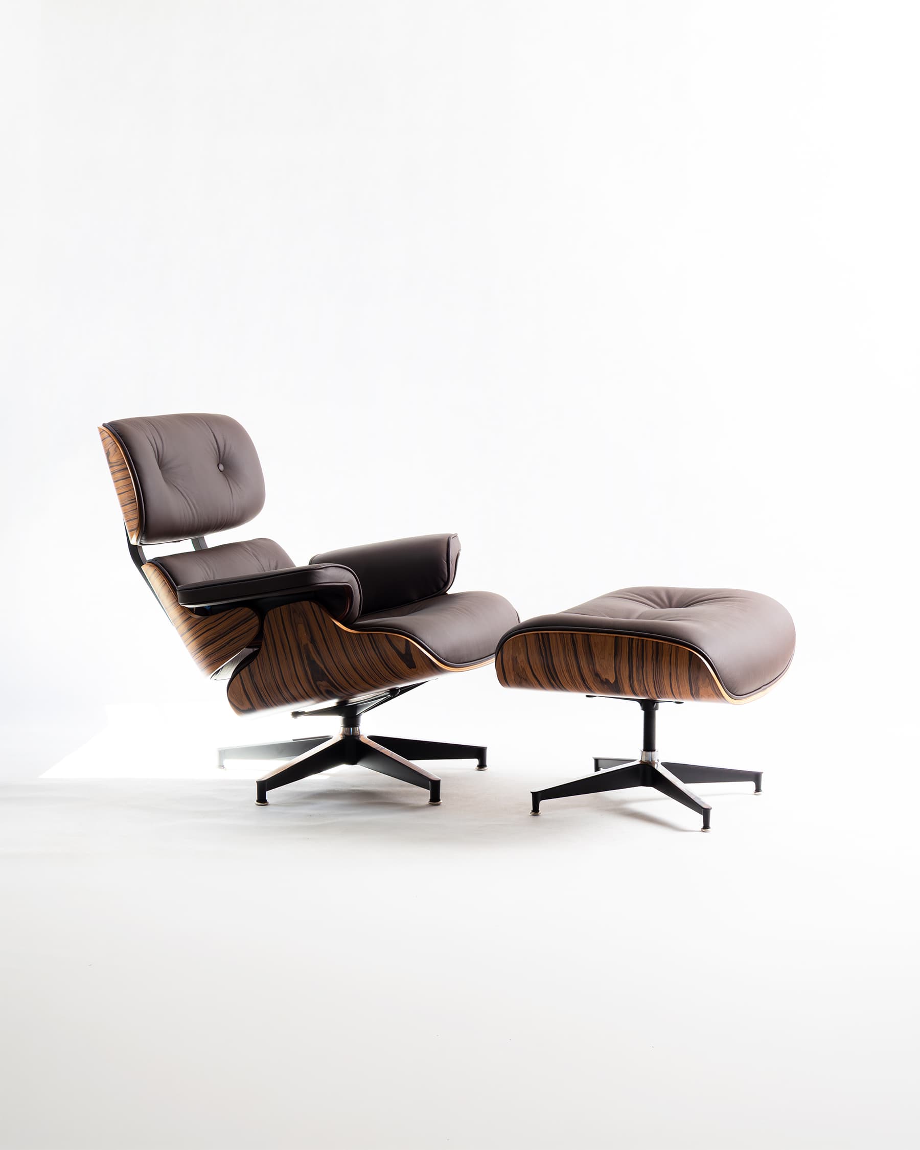 Ikonické křeslo s otomanem podle designu Charlese & Ray Eames – 1950–1970