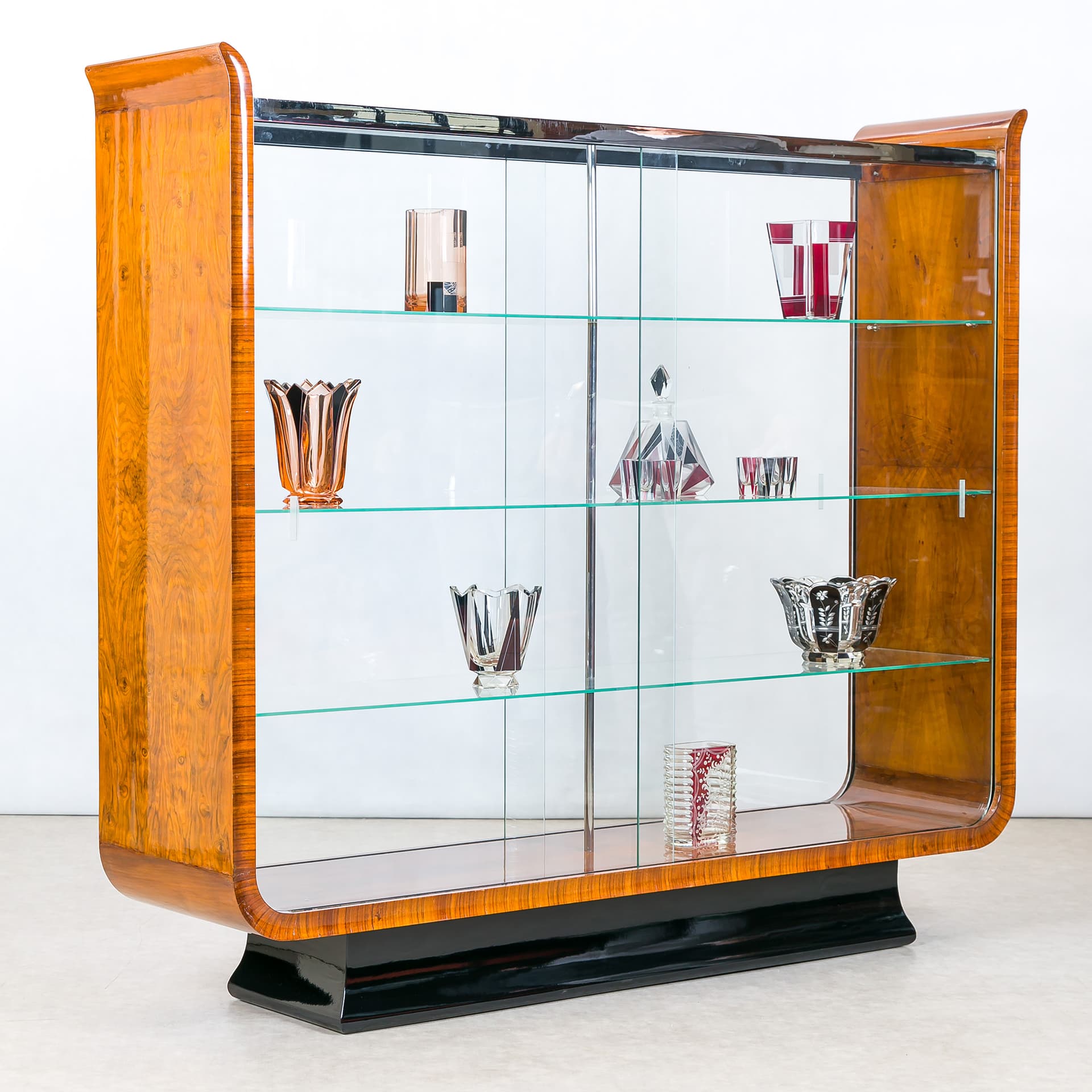 Vitrína tulipán – Jindřich Halabala – Art Deco – 1920–1940