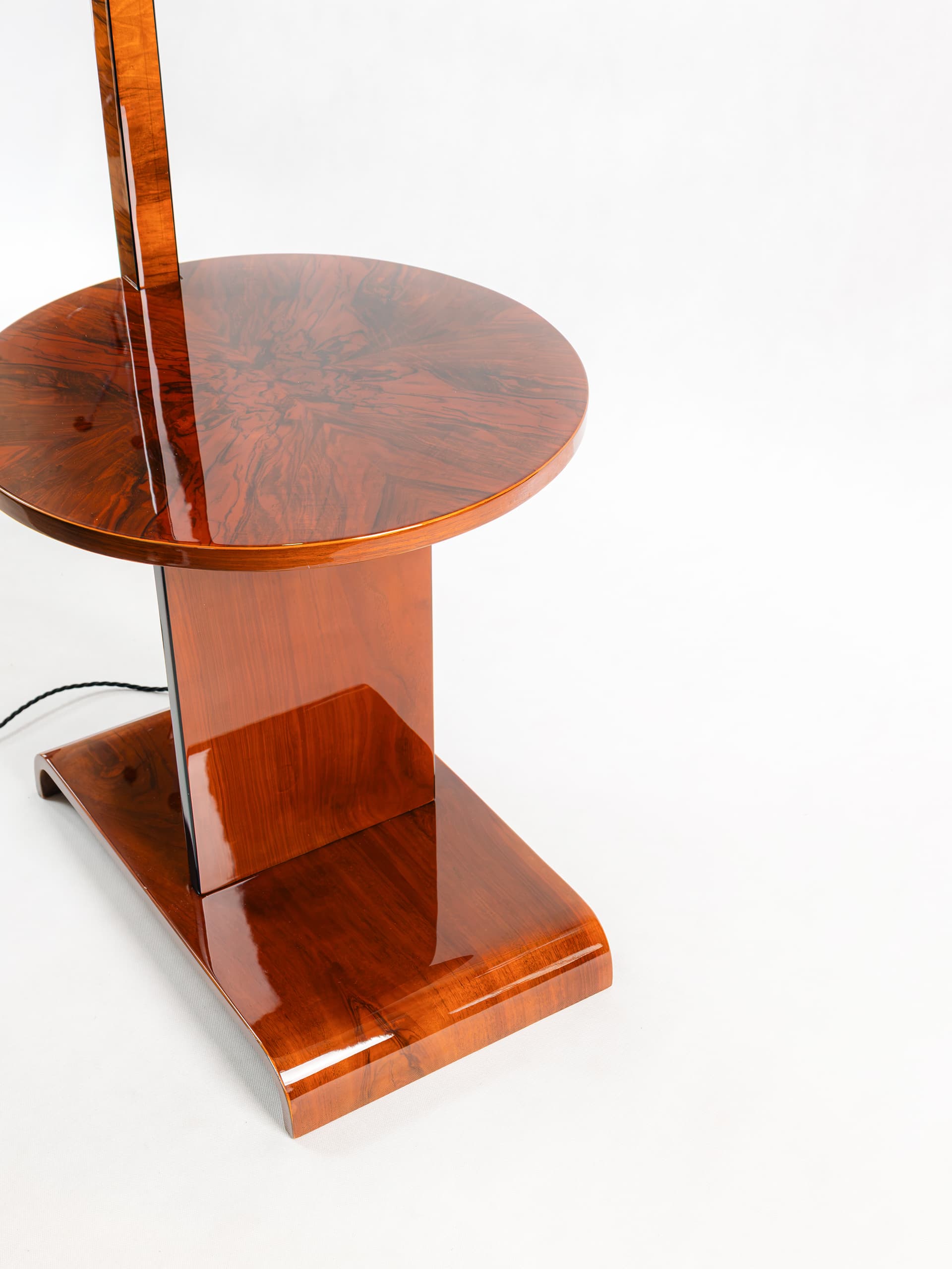 Stojací lampa se stolkem – Jindřich Halabala – 1920–1940