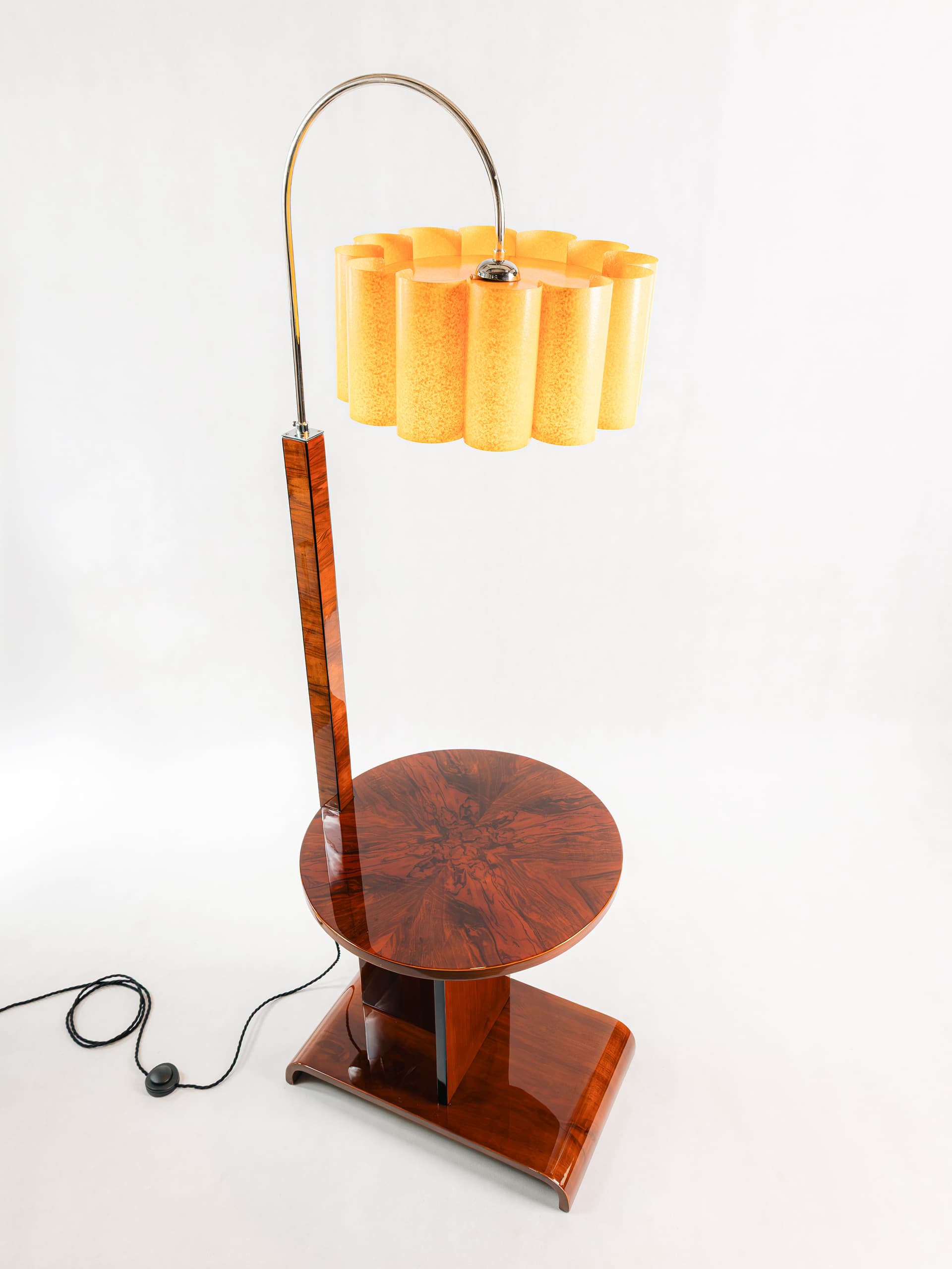 STOJACÍ LAMPA SE STOLKEM