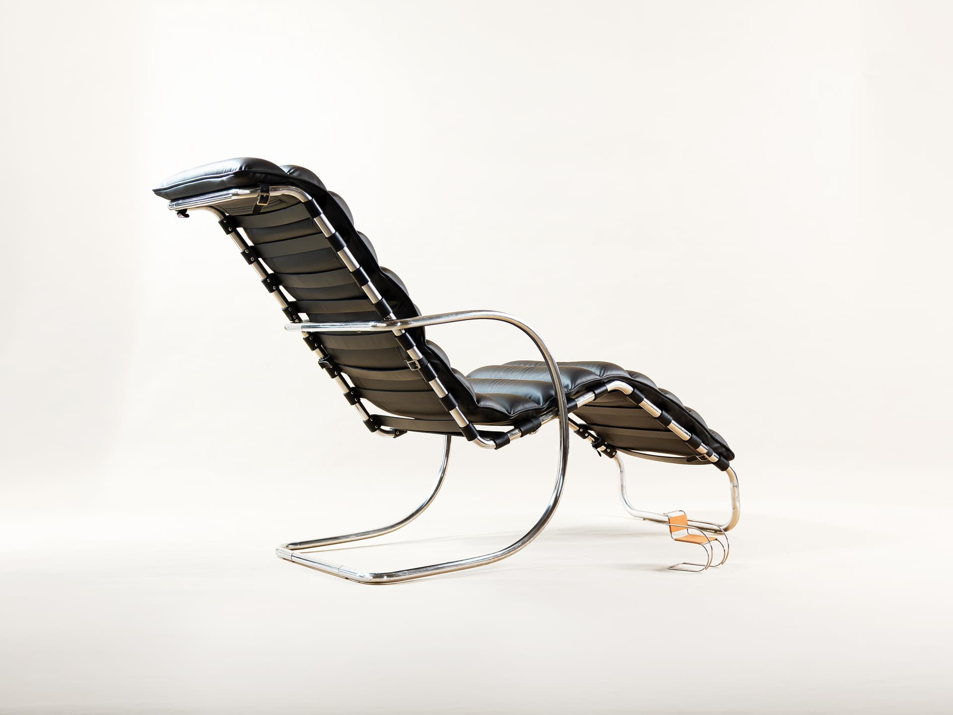 Daybed inspired by the design of Ludwig Mies Van Der Rohe – 1920–1940