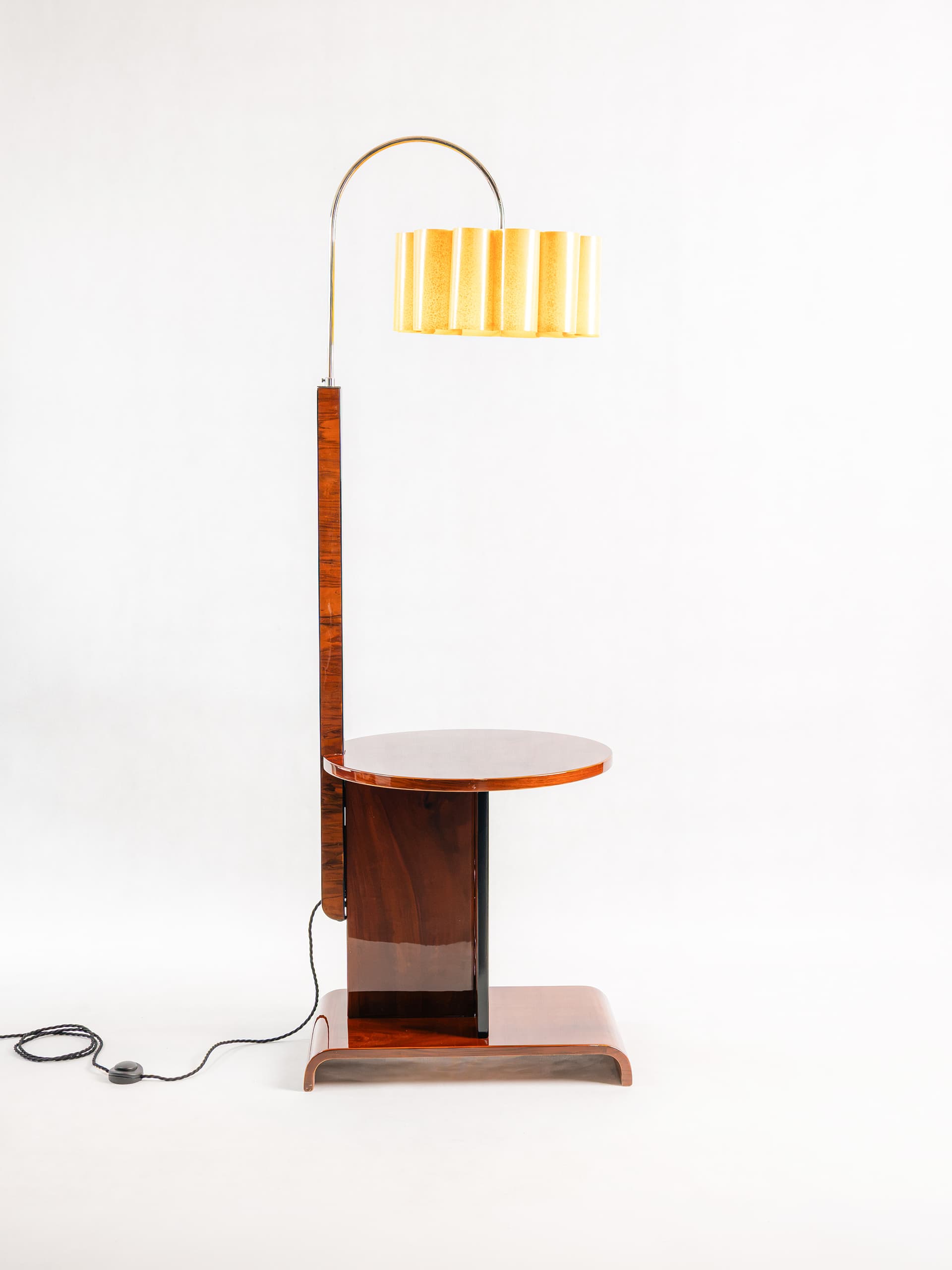 Stojací lampa se stolkem – Jindřich Halabala – 1920–1940
