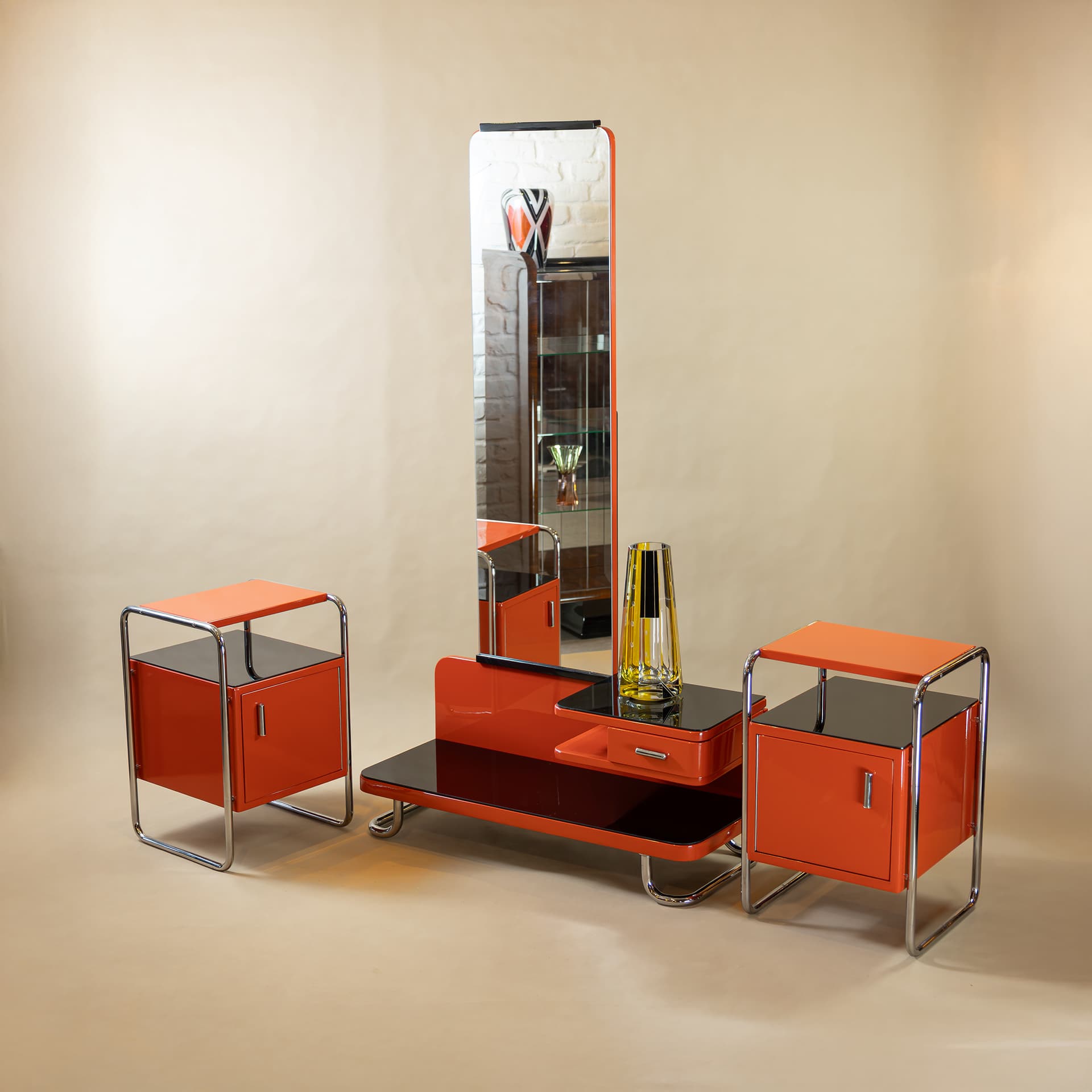 Dámská toaletka a noční stolky Bauhaus