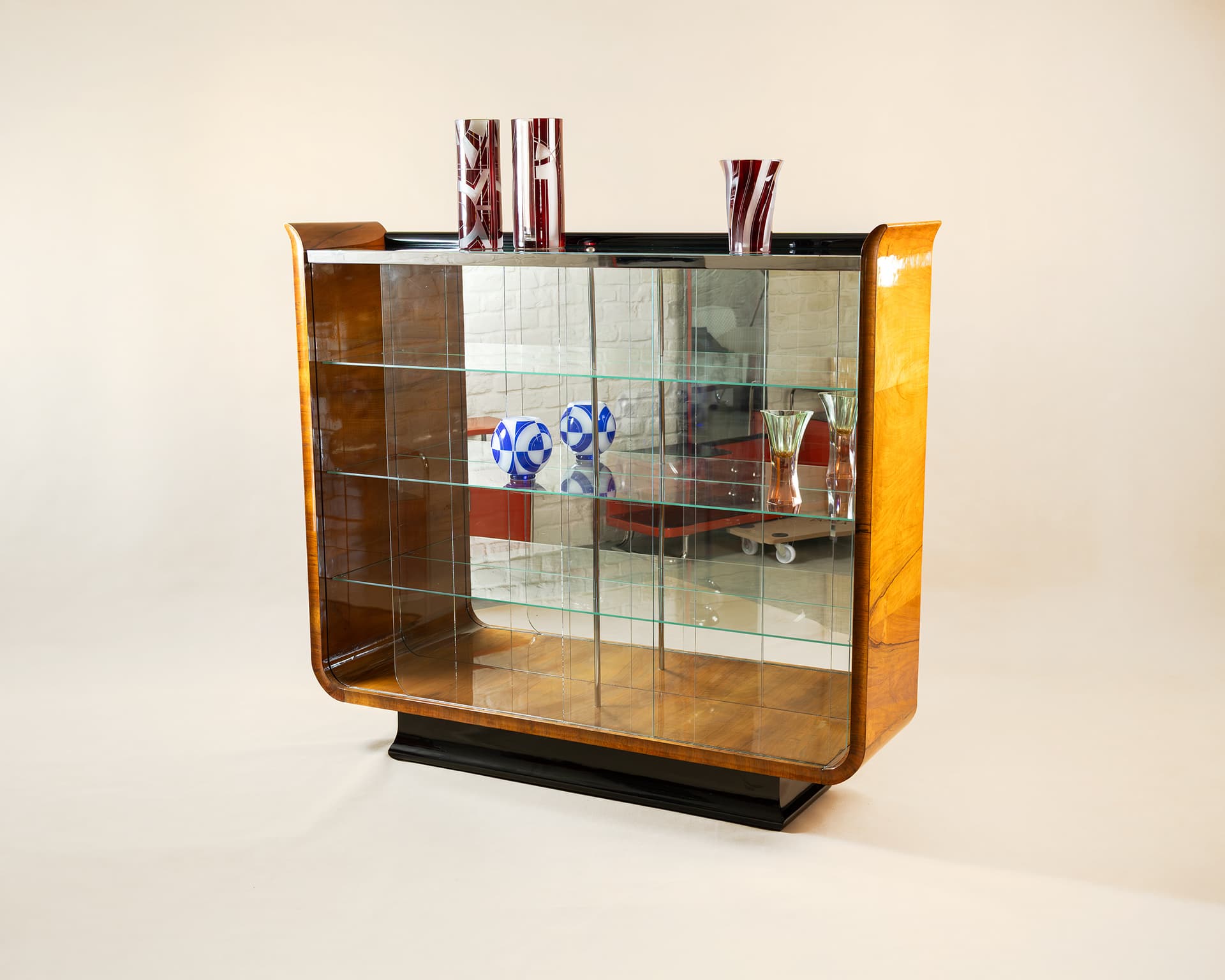 Tulip display cabinet