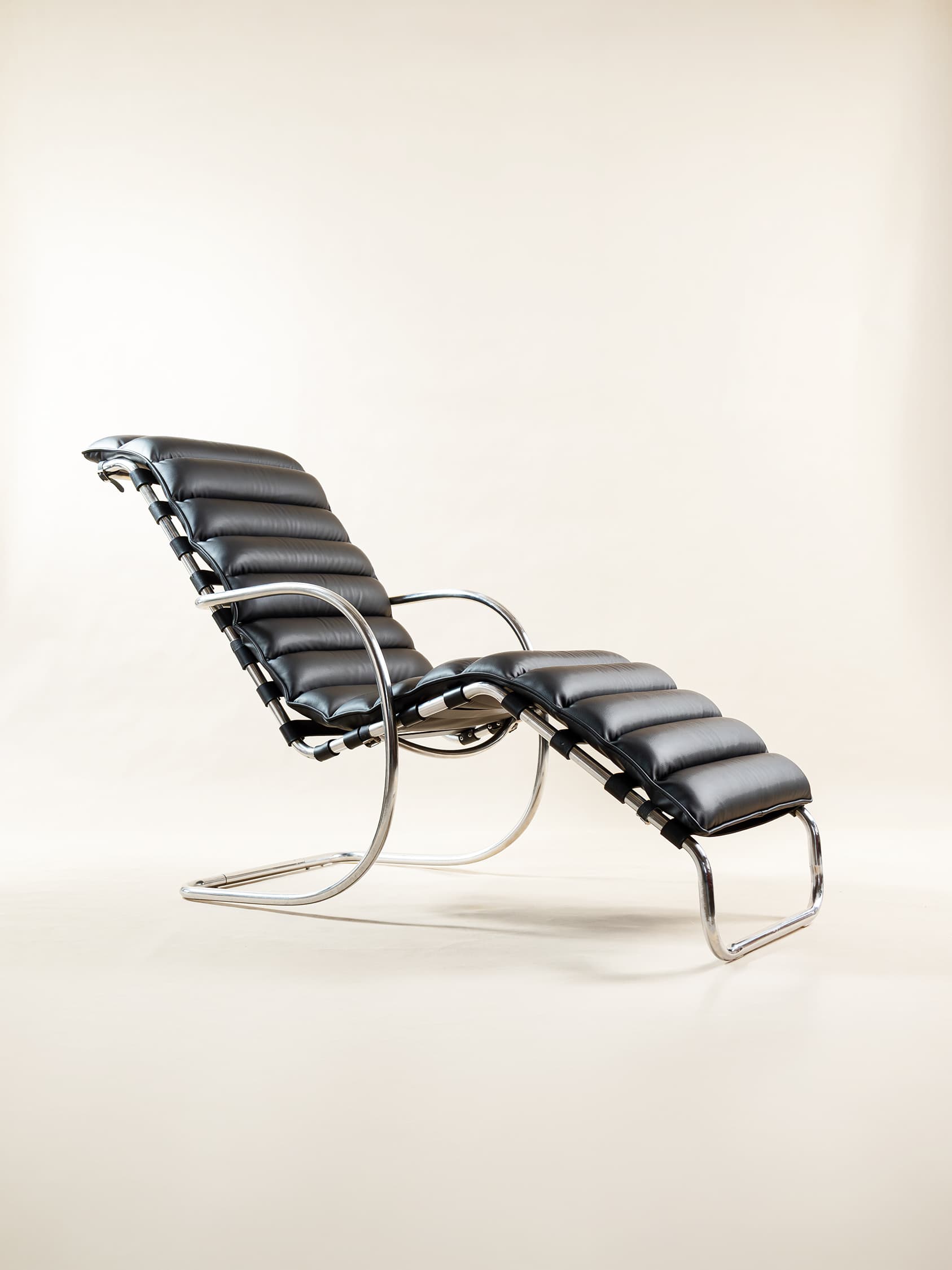Daybed inspired by the design of Ludwig Mies Van Der Rohe – 1920–1940