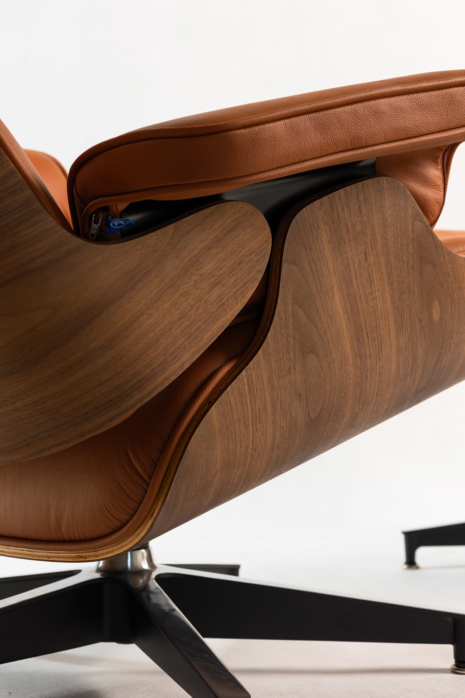Ikonické křeslo podle designu Charlese & Ray Eames – Brusel / Mid-century modern – 1950–1970