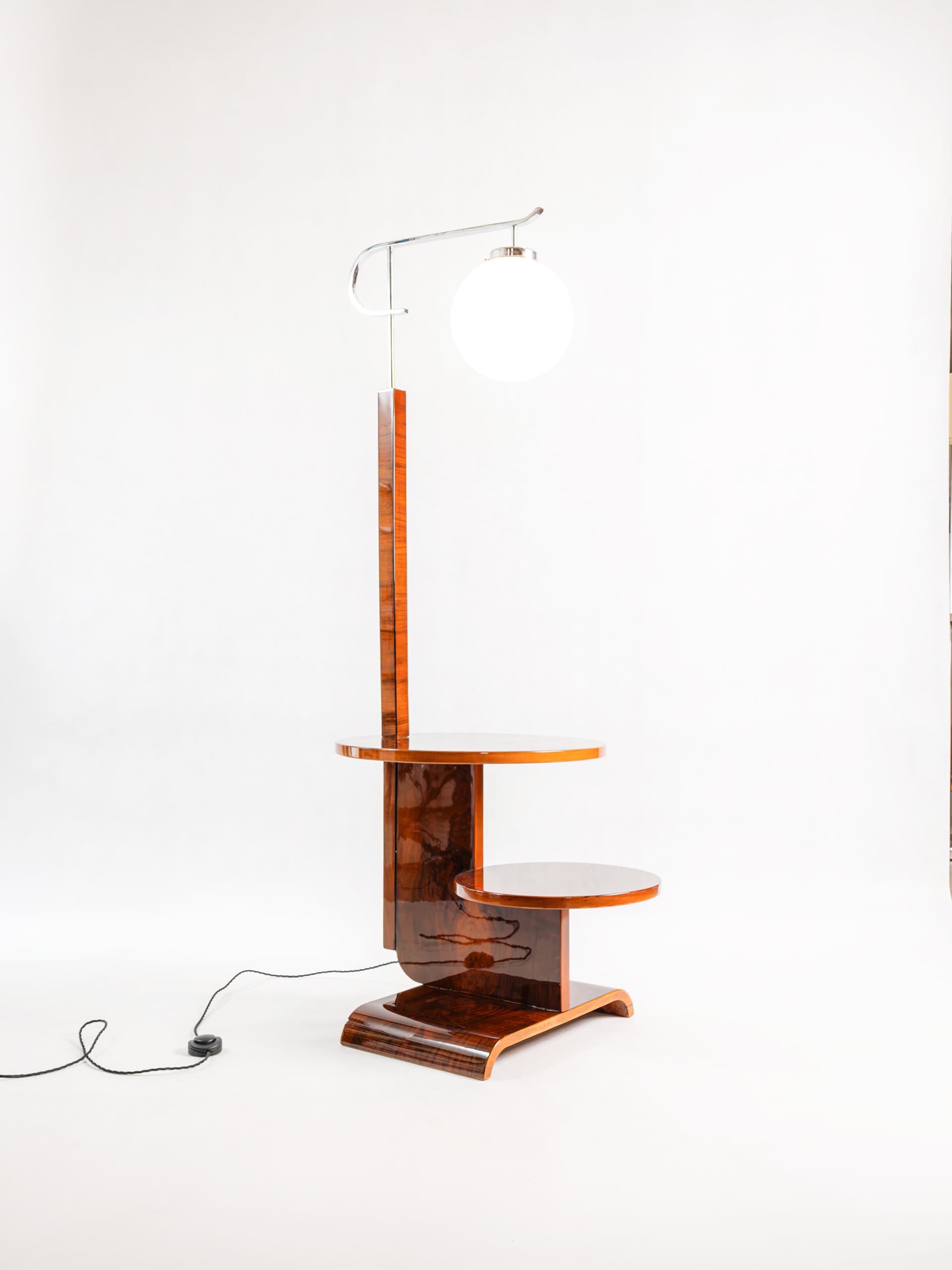 Stojací lampa se dvěma stolky – Jindřich Halabala – 1920–1940
