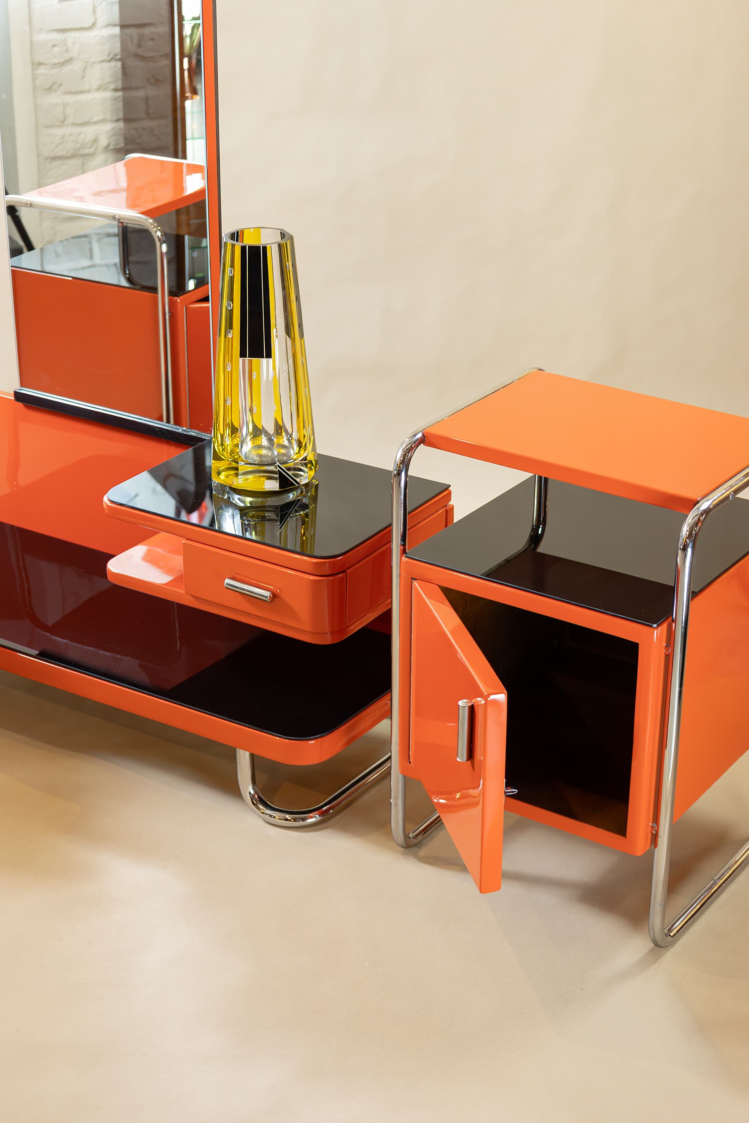 Dámská toaletka a noční stolky Bauhaus – Slezák – Funkcionalismus – 1920–1940