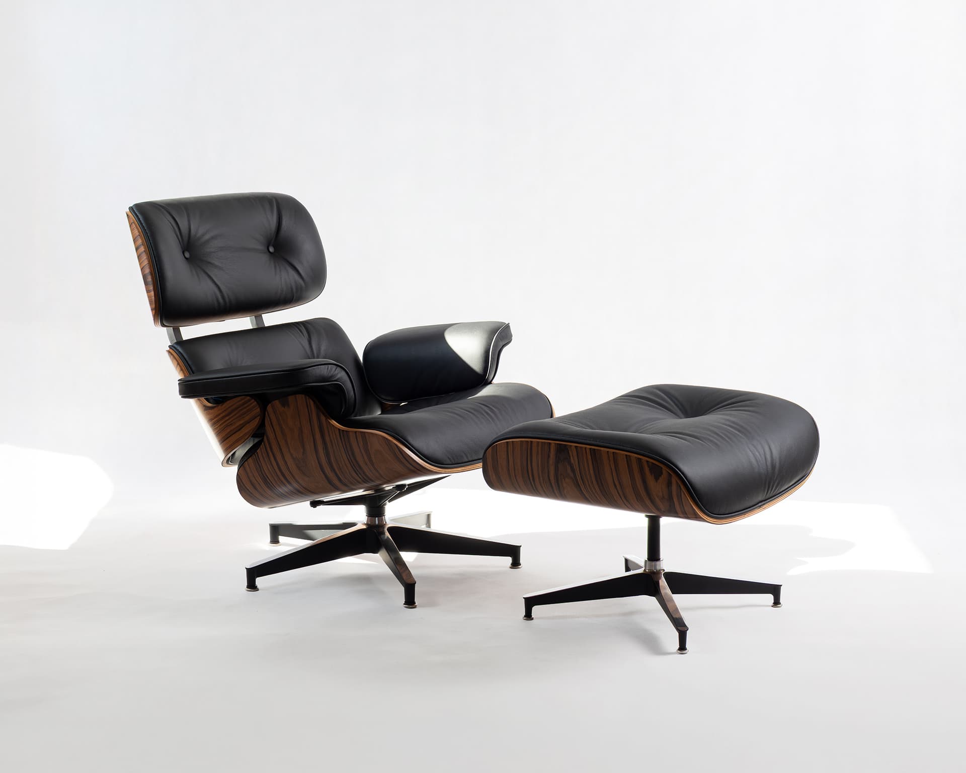 Ikonické křeslo podle designu Charlese & Ray Eames