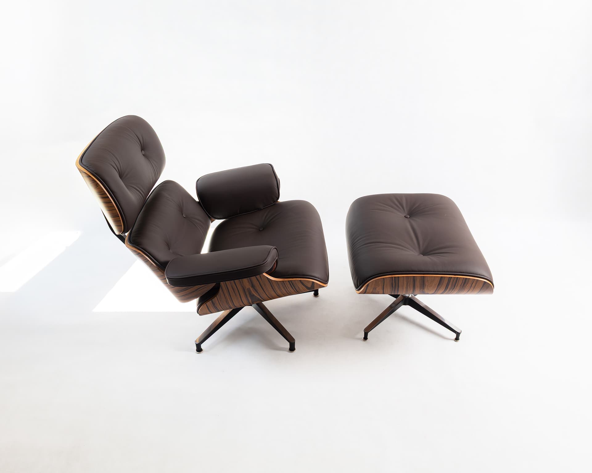 Ikonické křeslo s otomanem podle designu Charlese & Ray Eames – 1950–1970