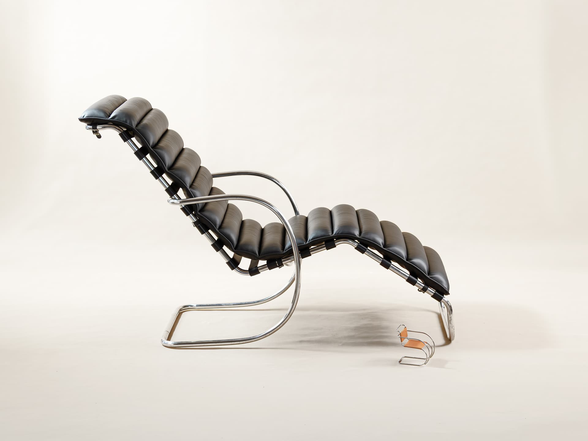 Daybed inspired by the design of Ludwig Mies Van Der Rohe – 1920–1940