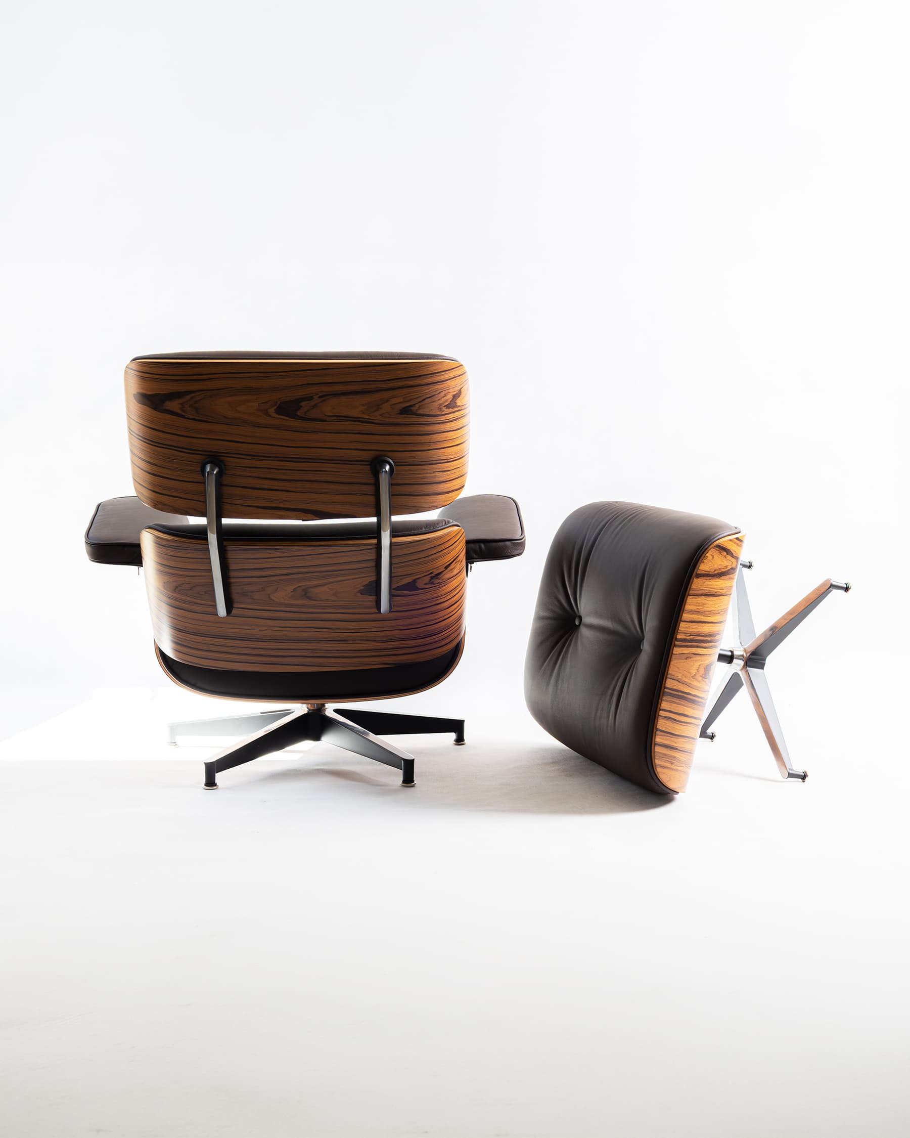 Ikonické křeslo s otomanem podle designu Charlese & Ray Eames – 1950–1970
