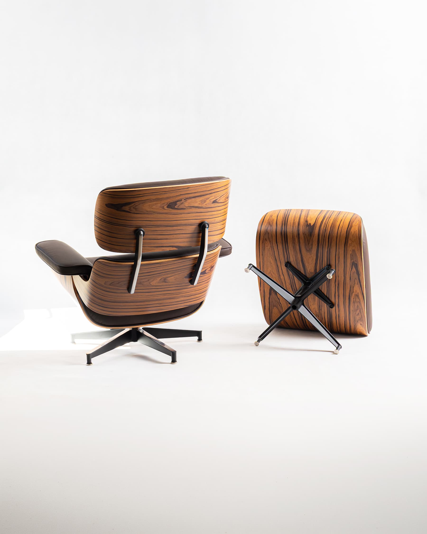 Ikonické křeslo s otomanem podle designu Charlese & Ray Eames – 1950–1970