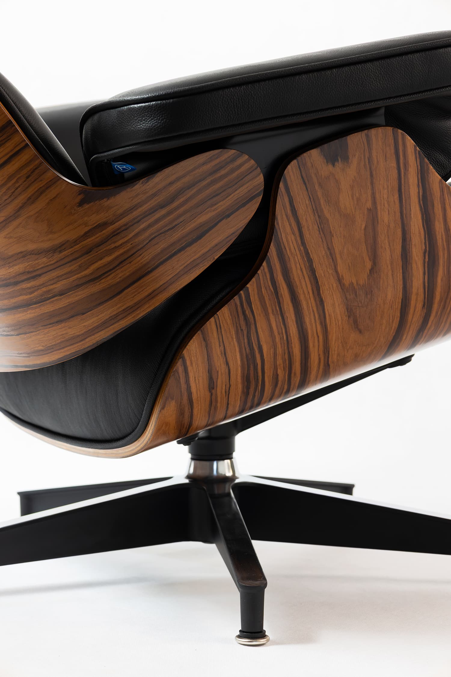 Ikonické křeslo podle designu Charlese & Ray Eames – Brusel / Mid-century modern – 1950–1970