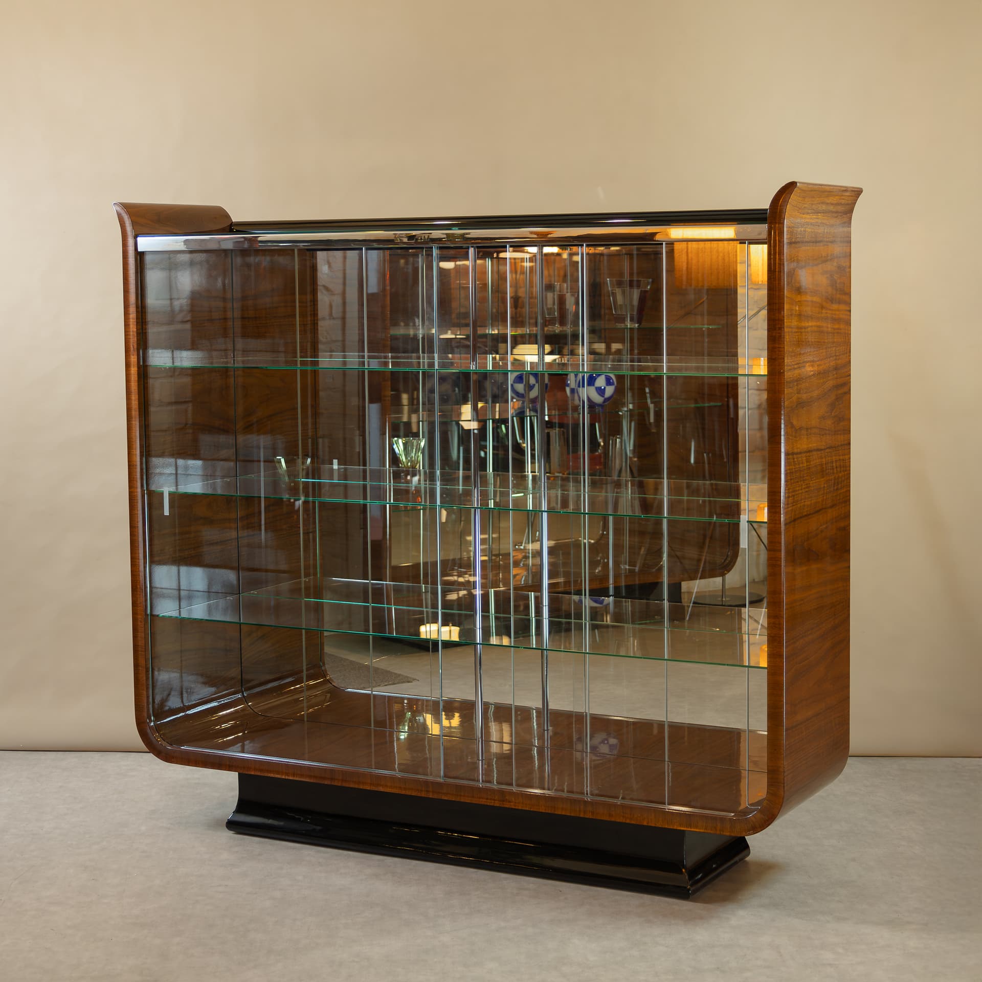 Vitrína tulipán – Jindřich Halabala – Funkcionalismus – 1920–1940