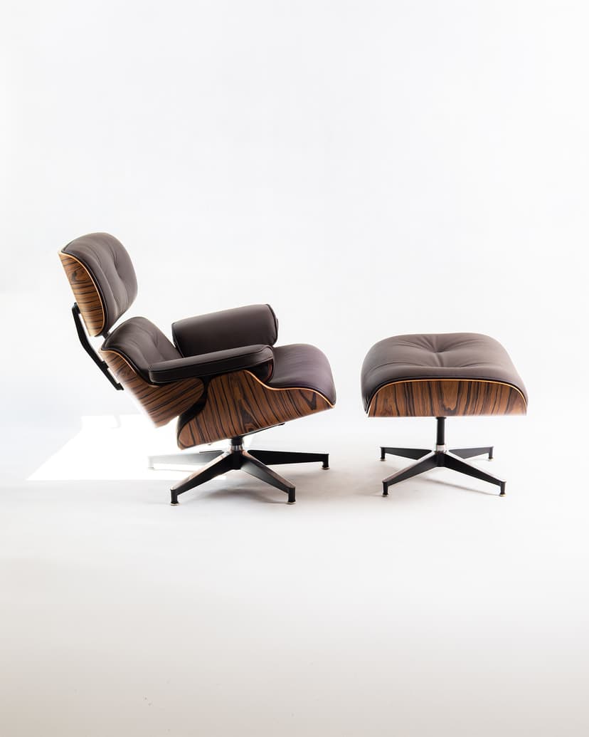 Ikonické křeslo s otomanem podle designu Charlese & Ray Eames – 1950–1970
