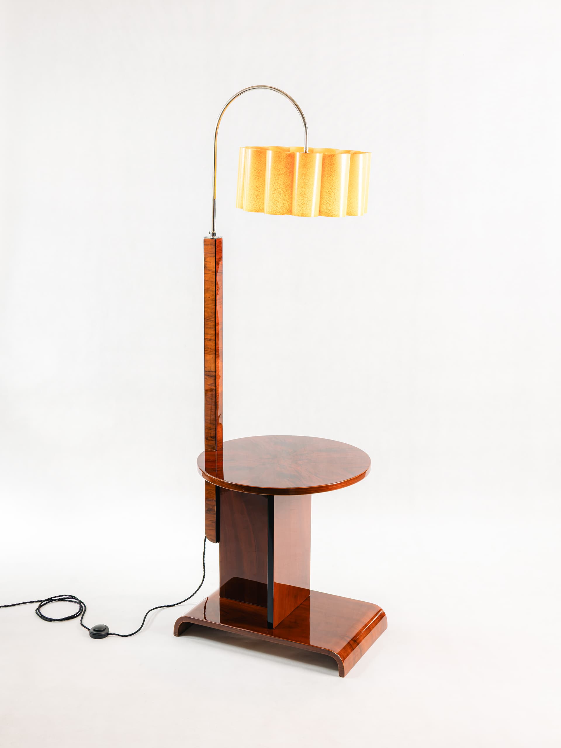 Stojací lampa se stolkem – Jindřich Halabala – 1920–1940